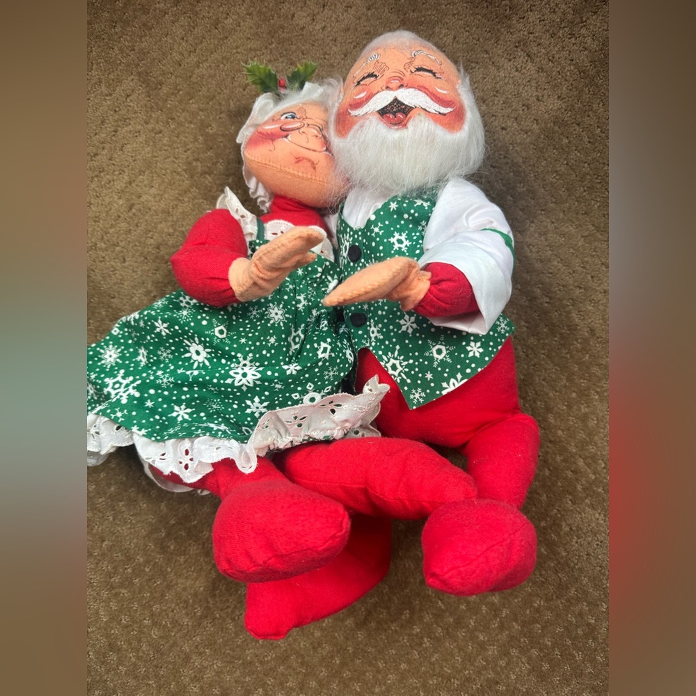 Annalee 1988 Mrs & Mr. Santa sitting style